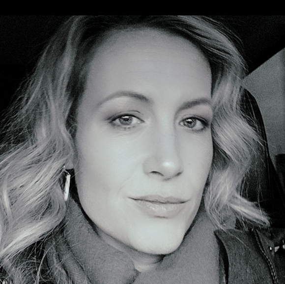 Meet your Posher, Debbie - Picture 1 of 2